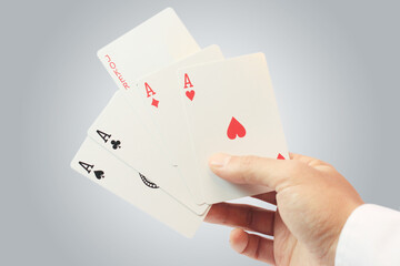 トランプを持つ手 a hand showing cards