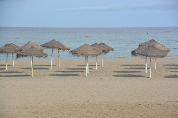 sombrillas en la playa