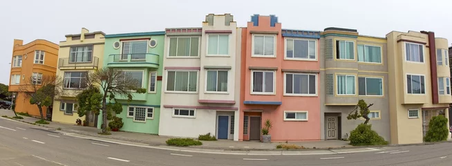 Tuinposter Residential San Francisco neighborhood with pastel art deco buildings.  © Noel