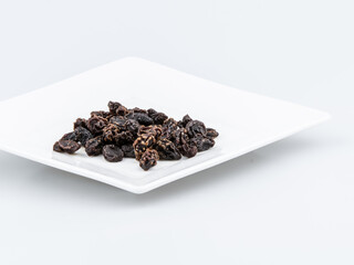 Fototapeta na wymiar Isolated raisin in a plate 