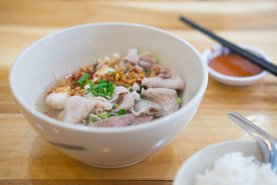 Thai style noodle with pork entrails and vegetables