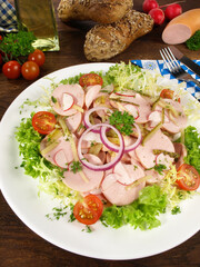 Wurstsalat mit Brot - Hochformat