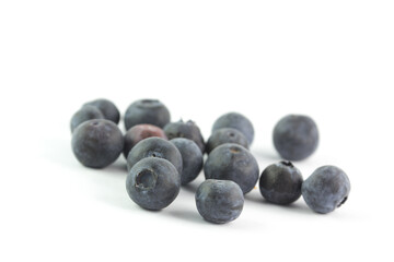 Mirtilli su sfondo bianco