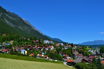 Wohnanlage mit viel Grün in den Bergen