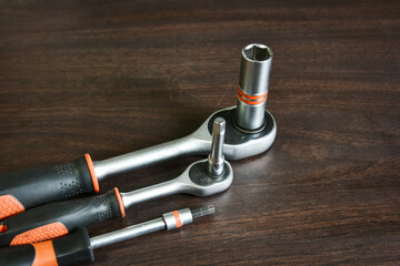 Obraz premium ratchet wrench lying on wooden table