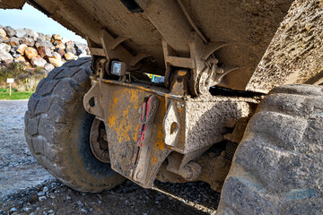 tombereau en gros plan à l'aube (camion de chantier)