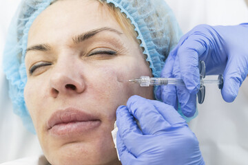 Cosmetic treatment with injection in a clinic 