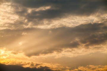 Obraz premium kolorowe dramatyczne niebo z chmurą o zachodzie słońca