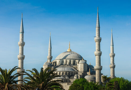 Beautiful view of the famous Blue Mosque (Sultanahmet Camii). Istanbul. Turkey.