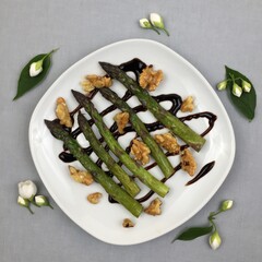asparagi con noci e aceto balsamico cremoso