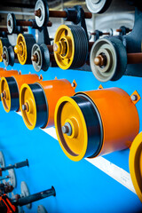 Drive wheels and auxiliary rollers of an automatic winding machine.