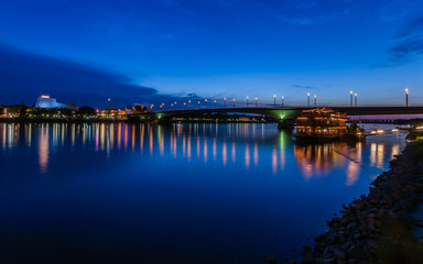 Bonn -Kennedybrücke zur Blauen Stunde; Deutschland
