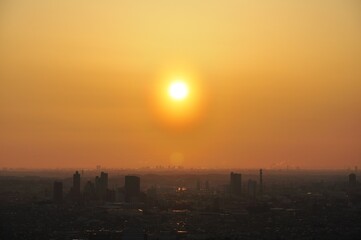 都市に昇る太陽