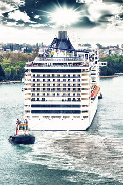 Cruise ship in Canl Grande, Venice.
