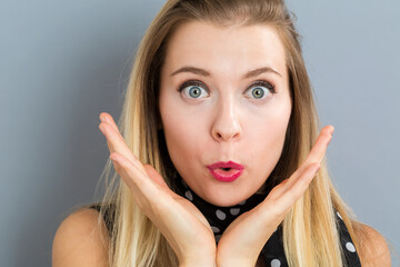 Naklejka premium Surprised young woman posing