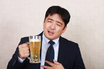 ビールを飲むビジネスマン