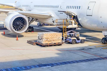 Rolgordijnen zonder boren Loading platform of air freight to the aircraft © navintar