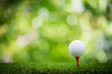 Tableaux ronds sur aluminium brossé Golf balle de golf sur le tee