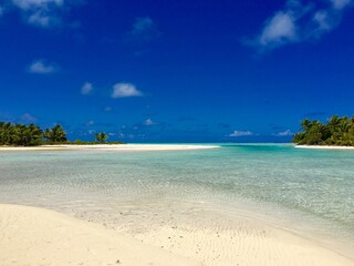 Fototapeta na wymiar Beautiful turquoise lagoon and white sanded beaches of Marlon Brando's atoll Tetiaroa, Tahiti, French Polynesia