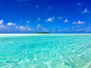 Fototapeta na wymiar Small Motu (island) in the beautiful turquoise lagoon of Marlon Brando's atoll Tetiaroa, Tahiti, French Polynesia