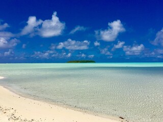 Small Motu (island) in the beautiful turquoise lagoon of Marlon Brando's atoll Tetiaroa, Tahiti, French Polynesia