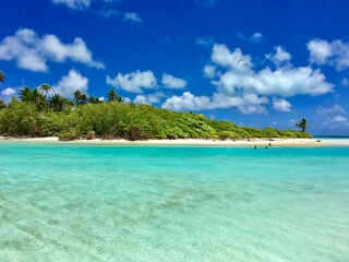 Fototapeta premium Beautiful turquoise lagoon and white sanded beaches of Marlon Brando's atoll Tetiaroa, Tahiti, French Polynesia