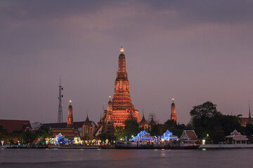 Fototapeta premium Sunset at Wat Arun temple (Temple of Dawn) 