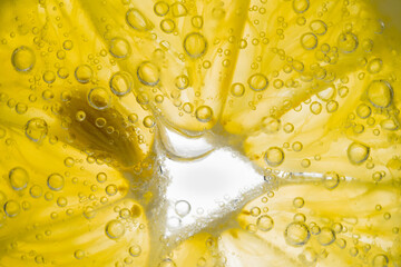 lemon slice in the water with bubbles