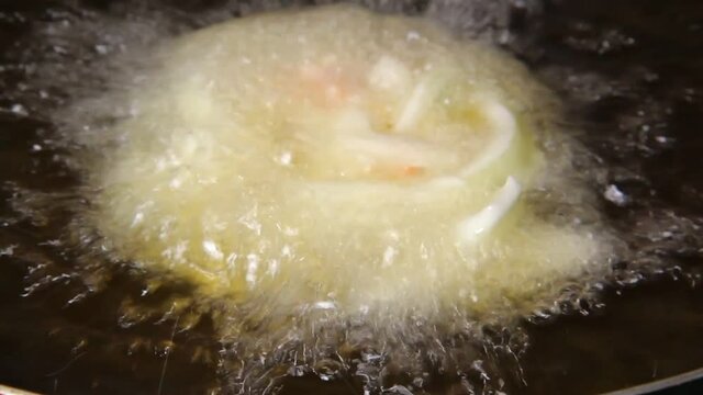 天ぷらを揚げる