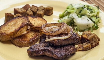 жареная говяжья печень с картошкой