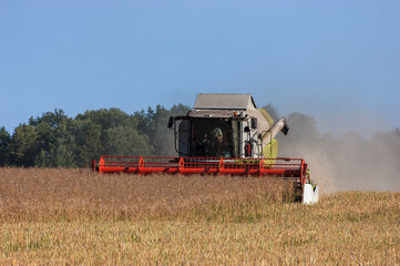 Obraz premium COMBINE-HARVESTER - Agricultural machine on the field at harvest time