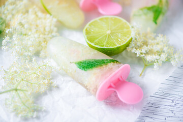 Erfrischung im Sommer - Selbstgemachtes Holunder Eis mit Melisse und Limetten - Sambucus