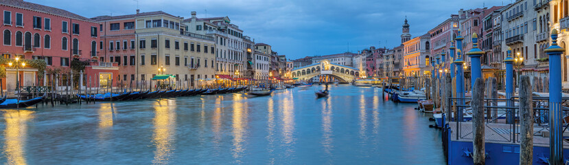 Fototapety  Włochy Wenecja panorama Rialto oświetlona