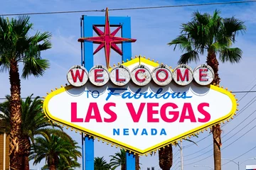 Poster Het Welcome to Fabulous Las Vegas-bord op een zonnige dag in Las Vegas.Welcome to Never Sleep city Las Vegas, Nevada Sign met het hart van de Las Vegas-scène op de achtergrond. © AmeriCantaro