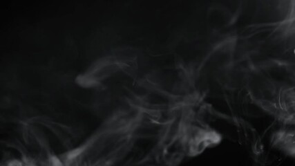 Dym, smoke na czarnym tle swobodnie rozprowadzany od tyłu grany chowany po prawa strona