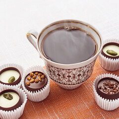 Pour tea into a cup of tea and chocolate candies.