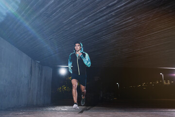 Jeune homme jogging la nuit