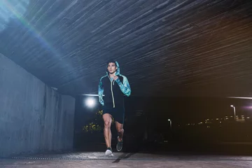 Photo sur Plexiglas Jogging Jeune homme jogging la nuit