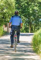 Polizist auf dem Fahrrad unterwegs