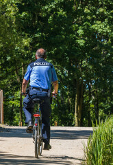 Polizist auf dem Fahrrad unterwegs