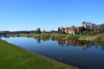 Fototapeta na wymiar Mittelalterliche Burg an der Weser