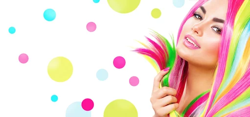 Deurstickers Schoonheidsmeisjesportret met kleurrijke make-up, haar en nagellak © Subbotina Anna