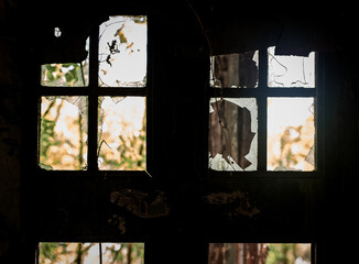 Schattenrisse von verfallenem Fenster in Ruine