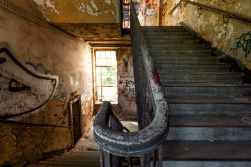Alte Treppe mit Geländer in Ruine