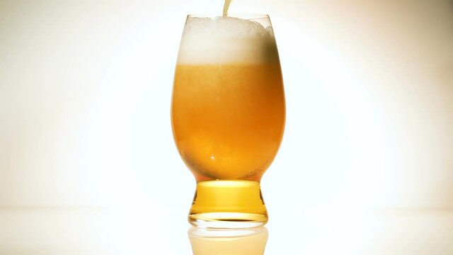 bi&egrave;re vers&eacute;e dans un verre 