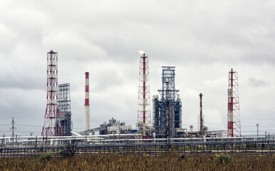 Obraz premium oil refinery on the dark sky background