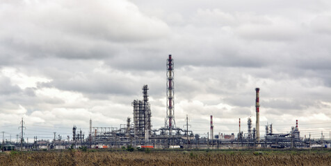 Fototapeta premium oil refinery on the dark sky background