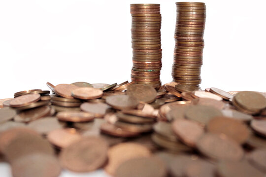 Cantidad de monedas de c&eacute;ntimos de euros entre dos torres apiladas de dinero.
