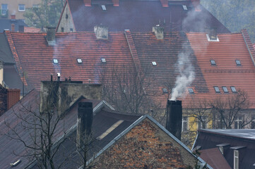 Dym nad dachami starych domów - obrazy, fototapety, plakaty