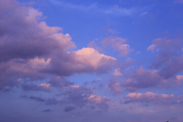 夕焼けで染まる雲